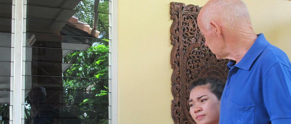 In der Einrichtung für Demenzkranke "Baan Kamlangchay" in Faham in Nordthailand wird ein Gast von einer Betreuerin umsorgt. Jeder Gast hat hier rund um die Uhr eine persönliche Betreuerin an der Seite.