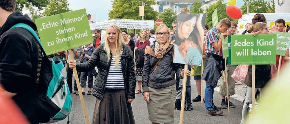 Zwischen Nachdenklichkeit und Polemik. Zwei von einigen tausend, meist christlichen Menschen, die am Sonnabend in Berlin gegen Schwangerschaftsabbrüche, pränatale Diagnostik und Sterbehilfe demonstrierten.