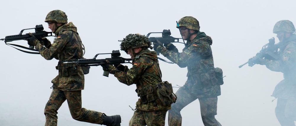 Übende Bundeswehrsoldaten: Auch in Isabelle Lehns Roman wird Krieg simuliert.