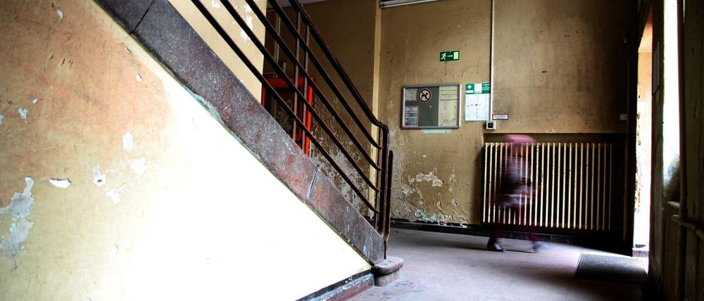 Blick in den Hausflur einer Schule in Berlin 2013.