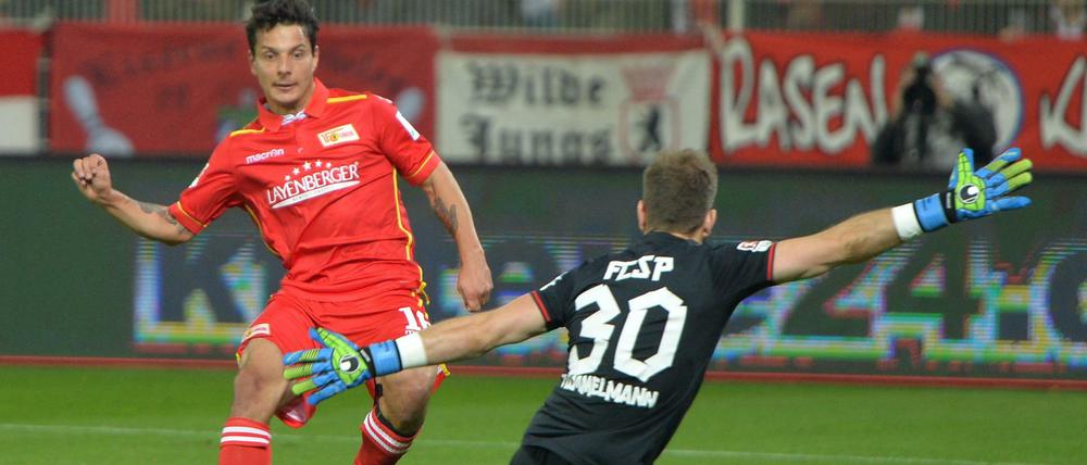 Vorbei das Ding, aber am Torhüter. Philipp Hosiner erzielt in dieser Szene das 1:0 für den 1. FC Union gegen St. Pauli.