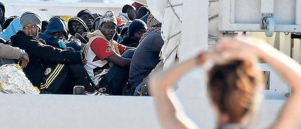 Begegnung im Vorübergleiten. Szene aus dem Hafen von Augusta auf Sizilien. Kirchhoffs Helden nehmen ein Flüchtlingskind auf.