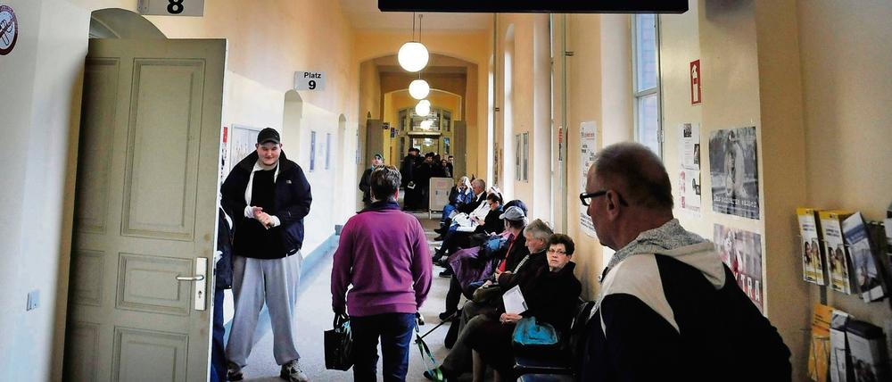 Lange Nummern, lange Schlangen, langes Warten: Alltag in Berliner Bürgerämtern.