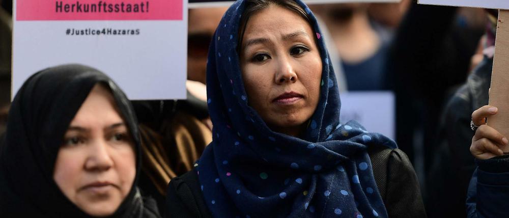 Vor dem Tagungsort demonstrierten Mitglieder der afghanischen Minderheit Hazara.