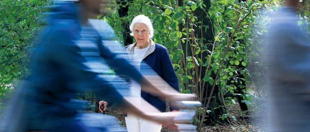 Helga Dederichs auf einem ihrer Spaziergänge im Tiergarten. Die Radfahrer beachten sie kaum – und erschrecken sie, die nicht ausweichen kann.