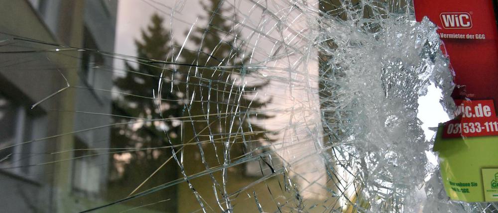 Die zersplitterte Scheibe einer Haustür im Yorckgebiet in Chemnitz (Sachsen).