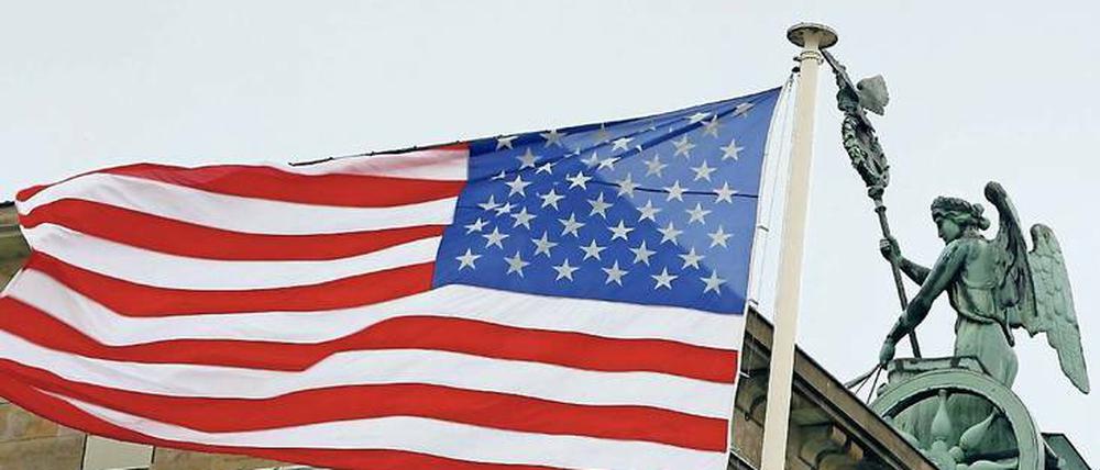 Stars and Stripes über Berlin. Nicht nur an der US-Botschaft neben dem Brandenburger Tor weht das US-Sternenbanner.