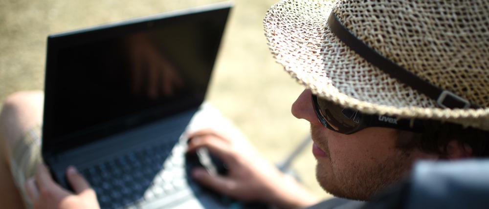 Junge Hacker benutzen in Pola Oloixaracs Roman Quellcodes als Waffe.