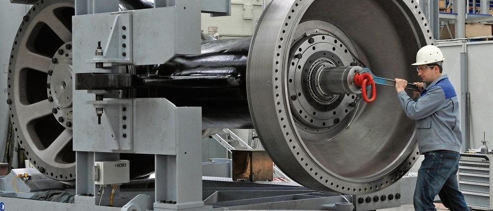 Mark Thomas Barth montiert in Heidenheim an der Brenz bei der Firma Voith Turbo einen Schiffsantrieb.