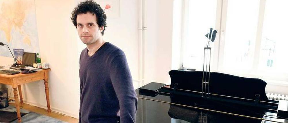 Piano forte. Souheil Nasseri soll seine Wohnung in Prenzlauer Berg verlassen, weil sich Nachbarn angeblich vom Spiel gestört fühlen. Oder will die Hausverwaltung einen Altmieter loswerden? Jetzt besetzt der 37-jährige gebürtige Kalifornier seine eigenen vier Wände.