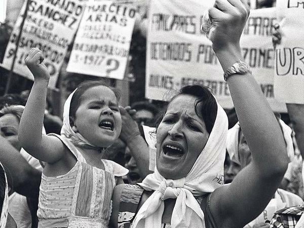 Adriana Lestidos "Mutter und Tochter auf dem Plaza del Mayo"