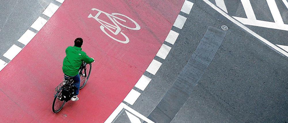 Signalfarbe: Am Moritzplatz fahren Radfahrer jetzt sicherer.