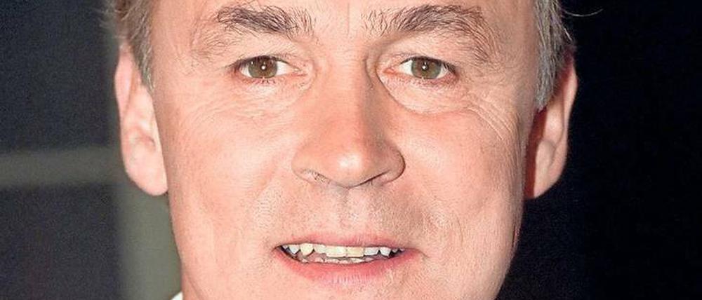 Elmar Hörig postet am rechten Rand entlang.