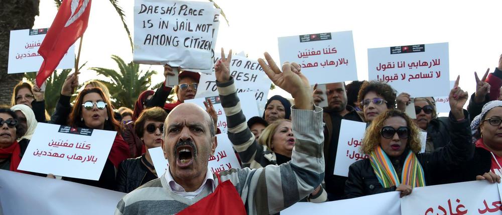 Die Demonstranten versammelten sich außerhalb des Parlaments in der Hauptstadt Tunis.