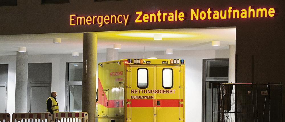 Ein Rettungswagen fährt in die Auffahrt der Notaufnahme der Charité in Berlin.