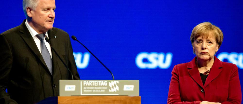Spannungsreiches Verhältnis: CSU-Chef Horst Seehofer und Kanzlerin Angela Merkel (CDU) im November 2015 auf dem CSU-Parteitag in München.