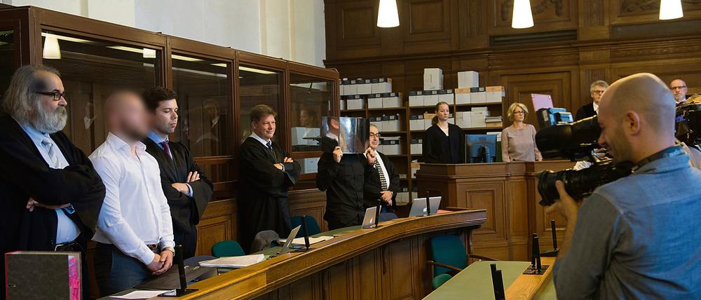 Die wegen Mordes angeklagten Marvin N. (2.v.l.) und Hamdi H. (5.v.l.) Anfang September 2016 in einem Verhandlungssaal in Moabit.