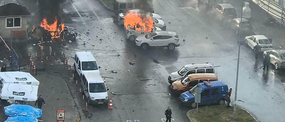 Autos brennen vor einem Gerichtsgebäude in Izmir.
