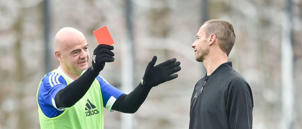 Szene mit Symbolcharakter? Fifa-Präsident Gianni Infantino zeigt Uefa-Chef Aleksander Ceferin bei einem "Legenden-Spiel" in Zürich die Rote Karte. Kritik an der geplanten Erweiterung der WM kommt vor allem von den europäischen Verbänden.