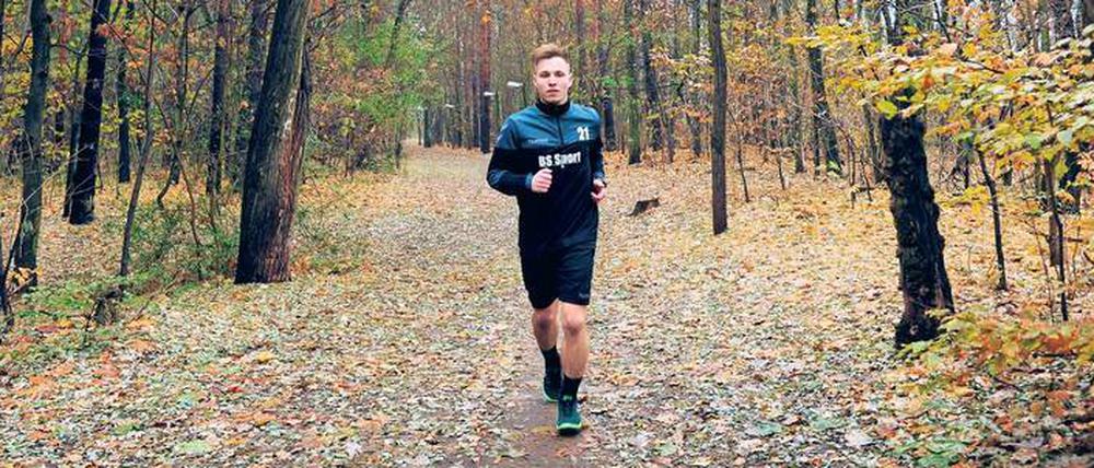 Dieser Weg wird kein leichter sein. Steven Jahn beim Lauftraining im Wald.