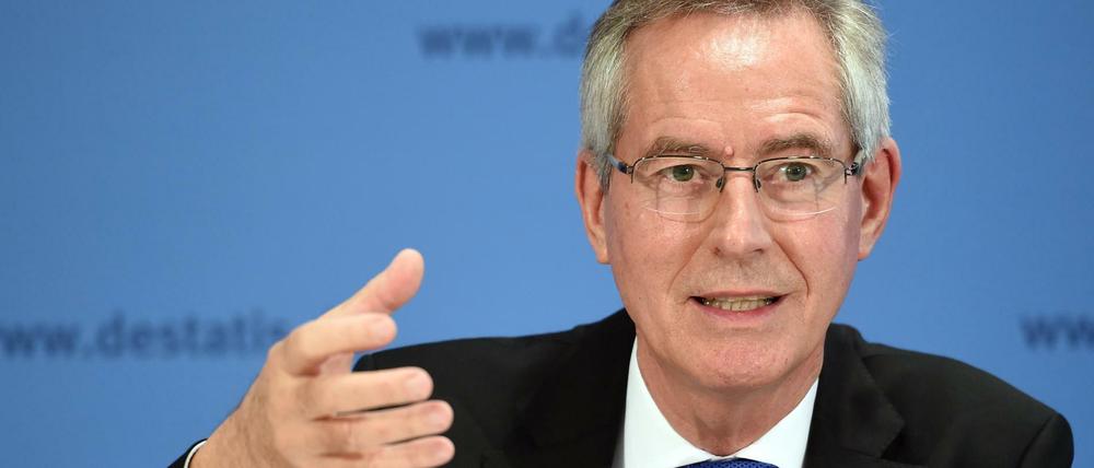 Bundeswahlleiter Dieter Sarreither warnt auch vor Falschmeldungen.