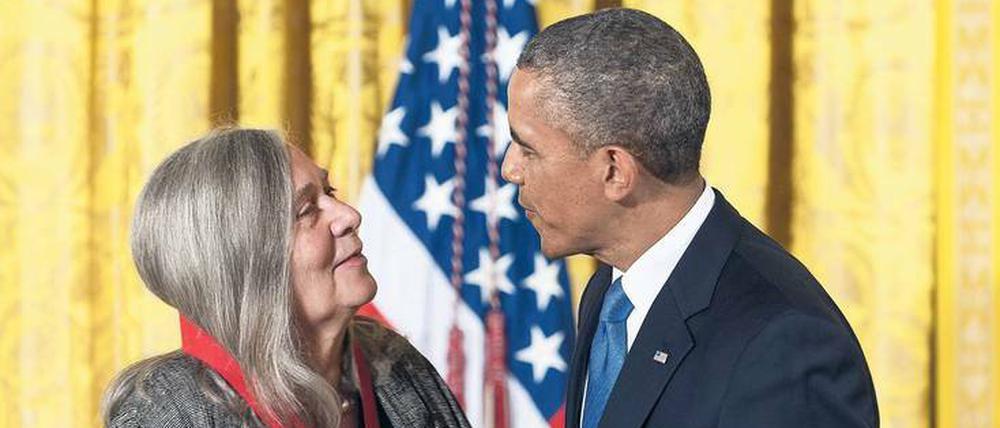 Ehrung im Weißen Haus. Obama überreicht die National Humanities Medal an Marilynne Robinson (2012).