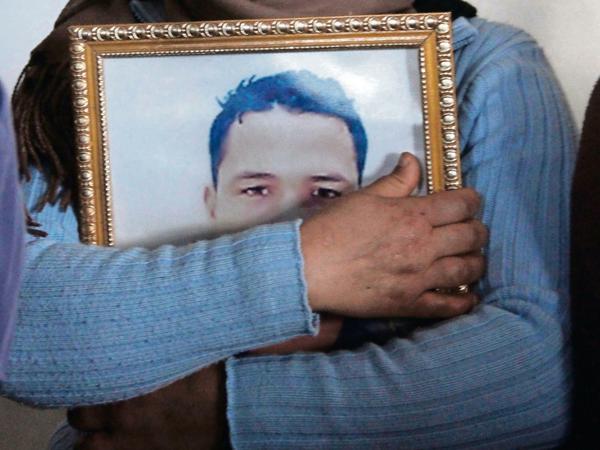 Hanan Amri, die Schwester des Berliner Attentäters, hält ein Bild ihres Bruders.