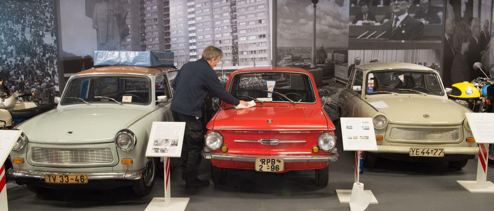 Reif für's Museum: Ein Museumsmitarbeiter putzt am 27.01.2017 in Dresden in der Ausstellung "Die Welt der DDR" einen Saporoshez.