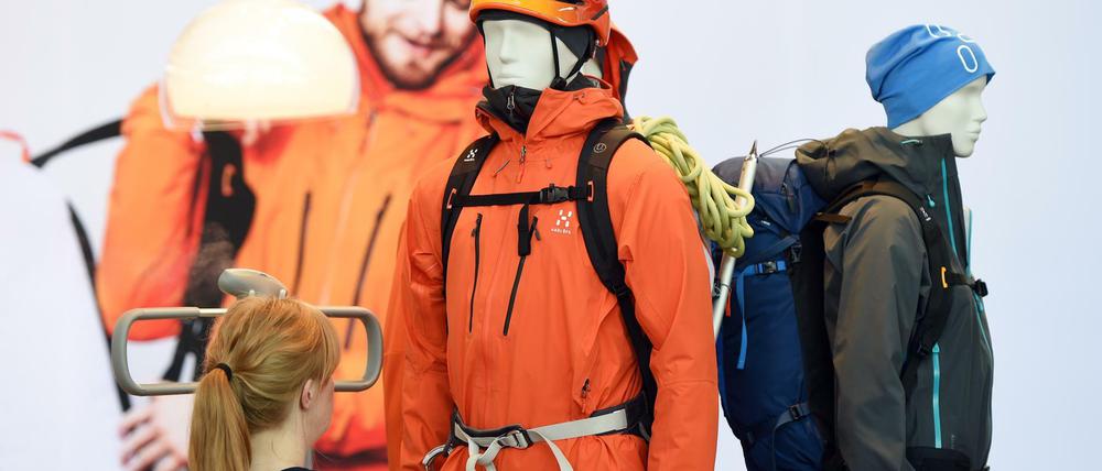 Nicht nur für Abenteurer. Outdoorbekleidung ist Alltagsmode geworden, die längst Massen erreicht.