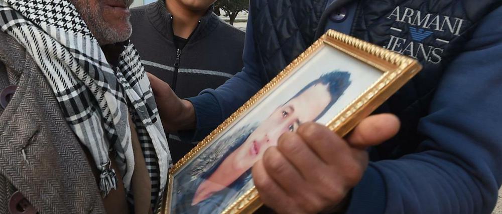 Verwandte des Attentäters von Berlin halten dessen Bild.