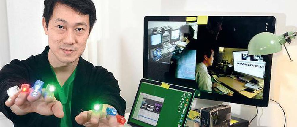 Human Interface. Zur sinnlichen Erfahrung seiner Live-Präsentationen hat sich Kevin B. Lees einige technische Gimmicks ausgedacht.