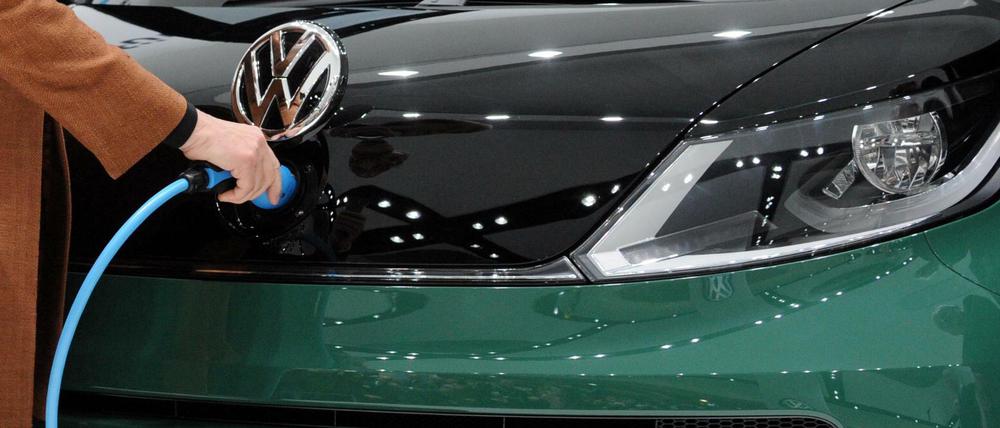 Bundeskanzlerin Angela Merkel (CDU) lädt auf der Hannover Messe in Hannover das Volkswagen Milano Taxi - eine Studie. (Archiv aus dem April 2010).