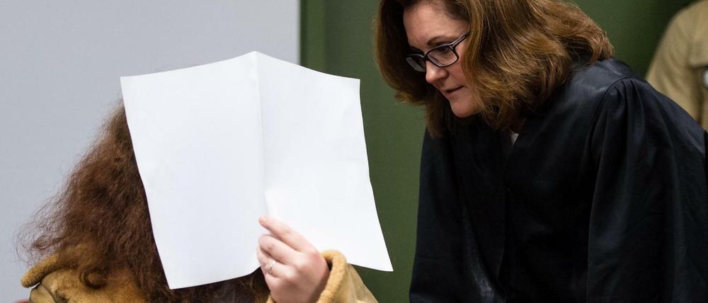 Die wegen Mordes angeklagte Gabriele P. berät sich am Montag vor Prozessbeginn im Landgericht in München mit ihrer Rechtsanwältin Birgit Schwerdt.
