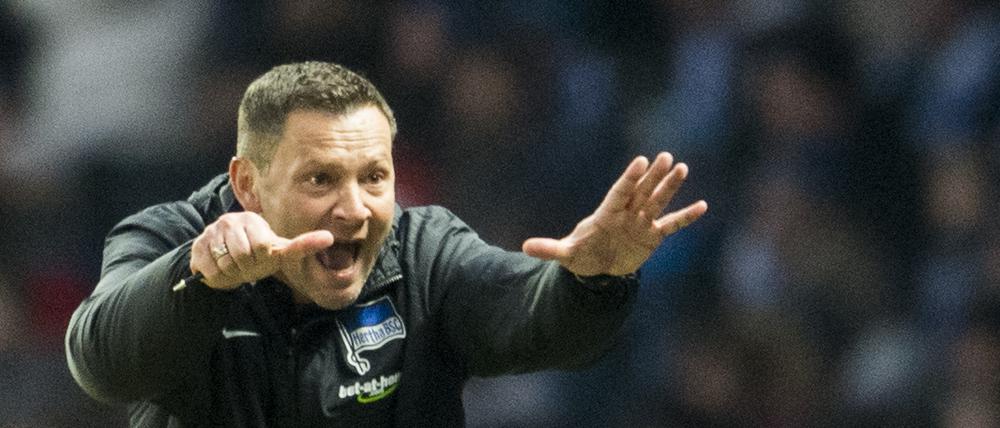 Auch Hertha-Trainer Pal Dardai regte sich an der Seitenlinie über die lange Nachspielzeit auf.