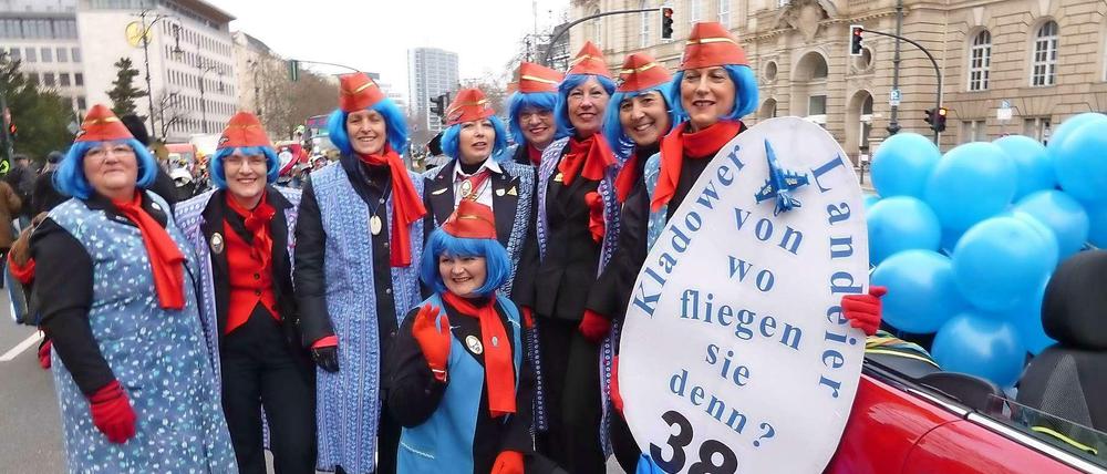 Die Kladower Landeier als BER-Stewardessen.