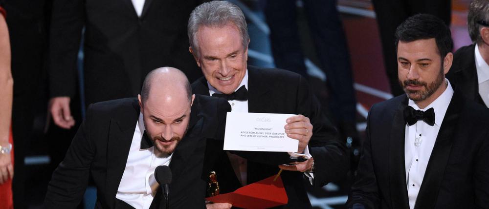 So ist es richtig: Jordan Horowitz, Produzent von "La La Land", zeigt "Moonlight" als Gewinner-Film.