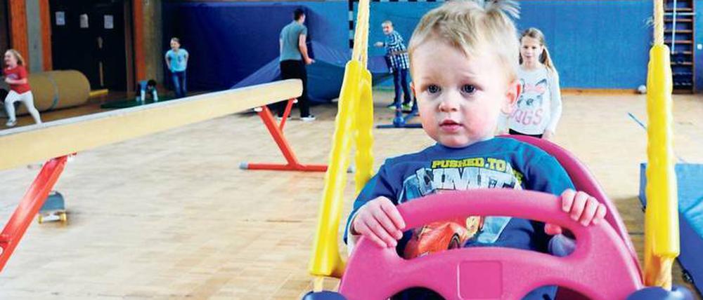 Gut geschaukelt. Die Sporthalle der Siegerland-Grundschule ist sonntags ein Winterspielplatz.