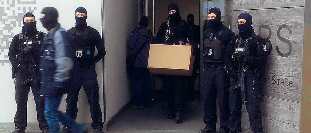 Eingepackt. Polizisten haben Beweismaterial im Märkischen Viertel gesichert.