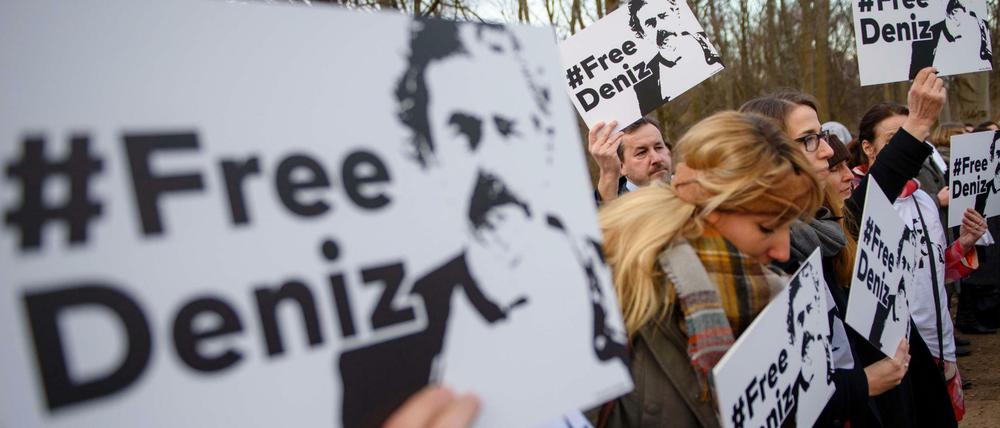 Demonstranten halten am 28.02.2017 vor der Türkischen Botschaft in Berlin Schilder mit der Aufschrift "#FreeDeniz" für die Freilassung des deutschen Journalisten Deniz Yücel in die Höhe.