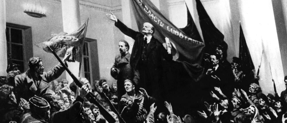Zeitgenössische Zeichnung von Wladimir Iljitsch Lenin, der als Führer der Oktoberrevolution 1917 zu Soldaten und Bürgern spricht.