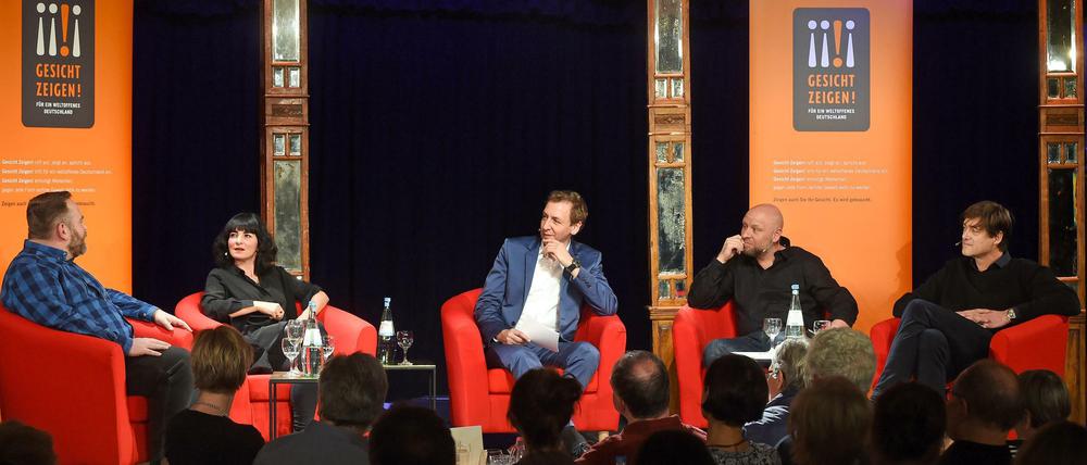 Einblick in persönliche Anfeindungen geben die gestrigen Talkgäste: Stefan Niggemeier, Mely Kiyak, Olaf Sundermeyer und Lorenz Maroldt (v.l.n.r.) gegenüber Moderator Marco Seiffert (Mitte).