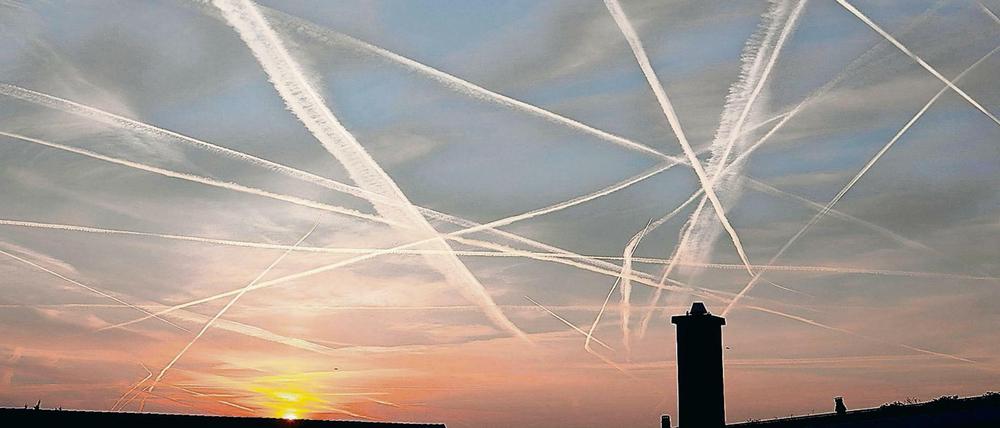 Mit Bio-Kerosin hinterlassen Jets weniger Kondensstreifen am Himmel.