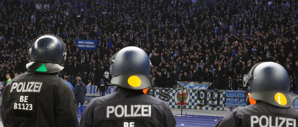 Polizei beobachtet nach dem Spiel die Zuschauer in der Ostkurve.