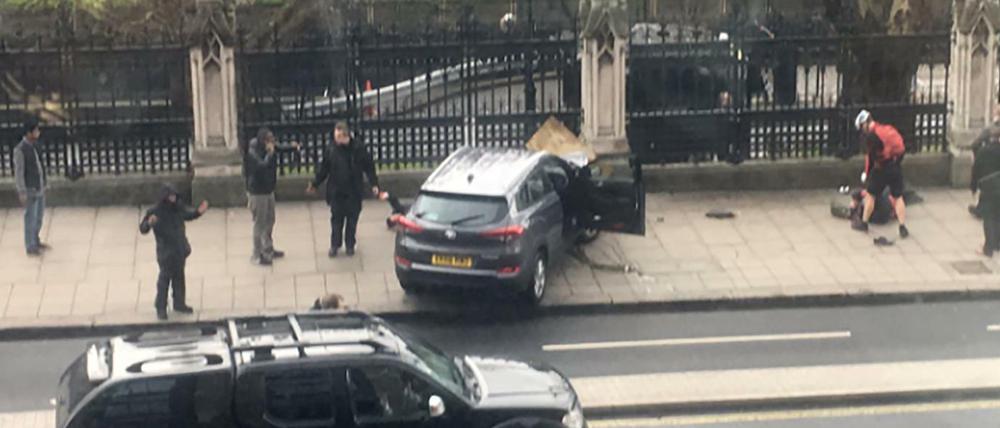 Der Attentäter in London überfuhr mit einem Mietwagen mindestens vier Personen auf der Westminster Bridge und kam dann vor dem Westminster-Palast zum Stehen.