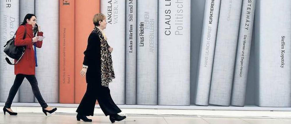 Wohin des Wegs? Zwei Besucherinnen auf der Buchmesse.