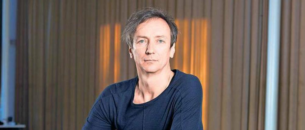 Macht gern auch mal Entertainment. Der Pianist und Komponist Hauschka, 1966 als Volker Bertelmann in Kreuztal geboren, wurde bekannt durch seine Stücke mit präparierten Klavieren. Hauschkas Solodebüt „Substantial“ erschien 2004. Am heutigen Freitag kommt sein achtes Studioalbum „What If“ heraus (City Slang).