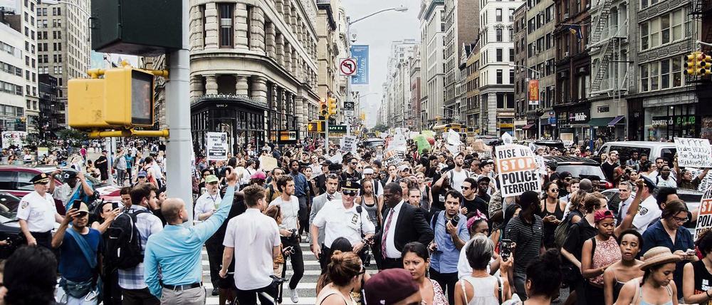 Black Lives Matter, auch in der Literatur. Die Zeitschrift "Evergreen Review" geht auf die politischen Entwicklungen in den USA ein. Hier ein Protest in New York City.
