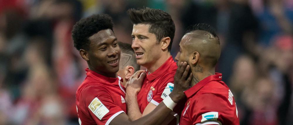 Das tat weh. Robert Lewandowski (Mitte) hatte sich im Bundesligaspiel gegen Dortmund an der Schulter verletzt.