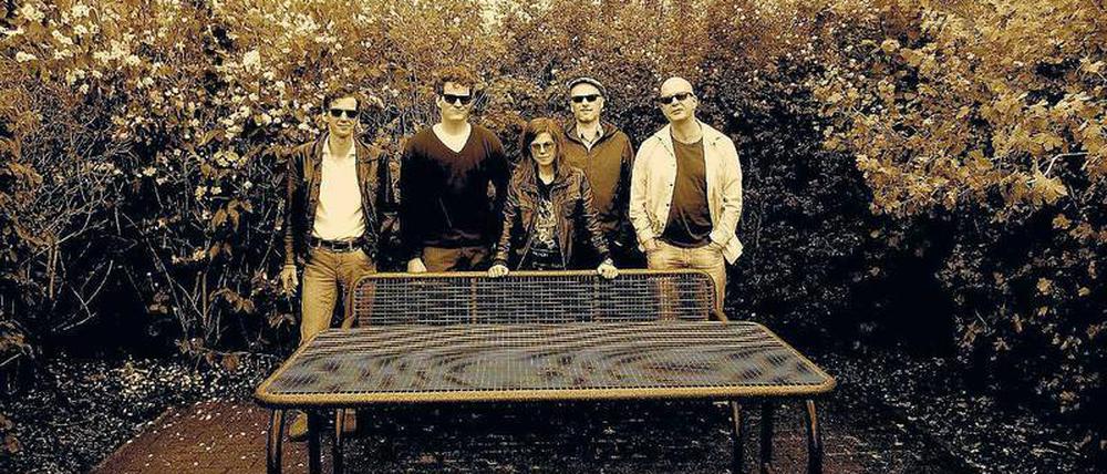Kreuzberger wie wir. Die Band Mutter mit Sänger Max Müller (links) und Keyboarderin Julie Miess (Mitte).