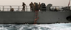 Rettungskräfte der libanesischen Armee suchen an Bord eines Marineschiffs das Wasser vor der Küste der nordlibanesischen Hafenstadt Tripolis nach Überlebenden ab. 